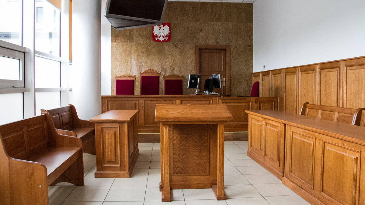 Dziś przed olsztyńskim sądem ryszył proces Michała K., który nadał z maczetą na trzy osoby i dotkliwie je poranił. Prokuratura oskarżyła go o usiłowanie trzech zabójstw. Oskarżony nie przyznaje się do do winy.