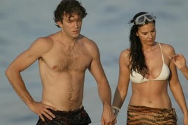 Za nju se pričalo da  je RAZORILA BRAK MONIKE I VENSANA: Lepa je KAO BOGINJA, a raskoš NJENIH OBLINA je za nevericu - u GOLOJ haljini zapalila Veneciju i ovo je maksimalni modni rizik