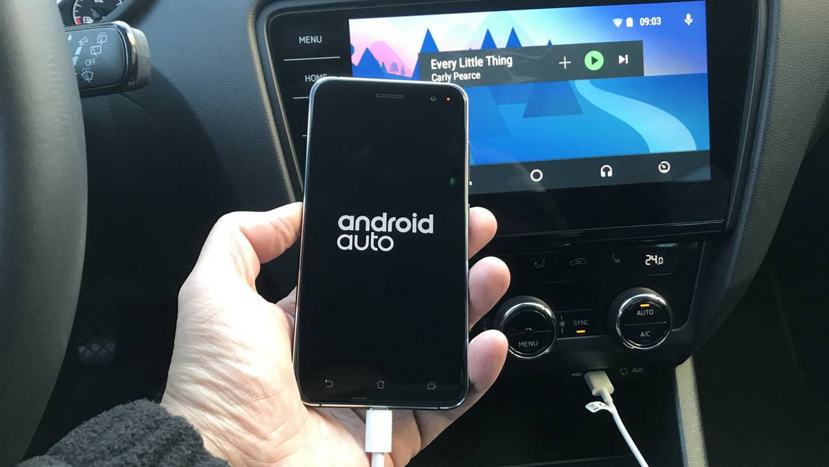 Android Auto sprawdziliśmy m.in. z telefonem Asus ZenFone 3. Sprzęt był szybko rozpoznawany przez radio Skoda Columbus. Skoda Octavia