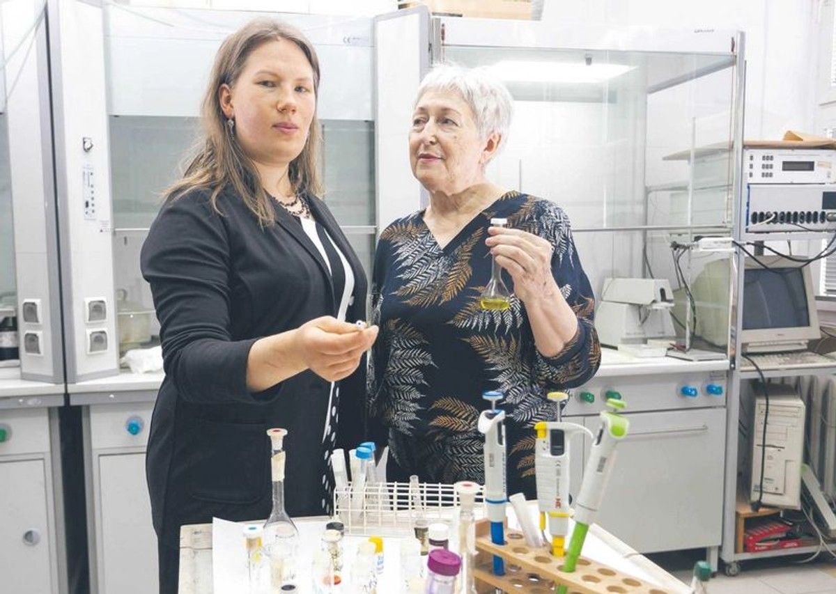 Mgr inż. Aleksandra Zaręba i prof. dr hab. Maria Grzeszczuk z Uniwersytetu Wrocławskiego