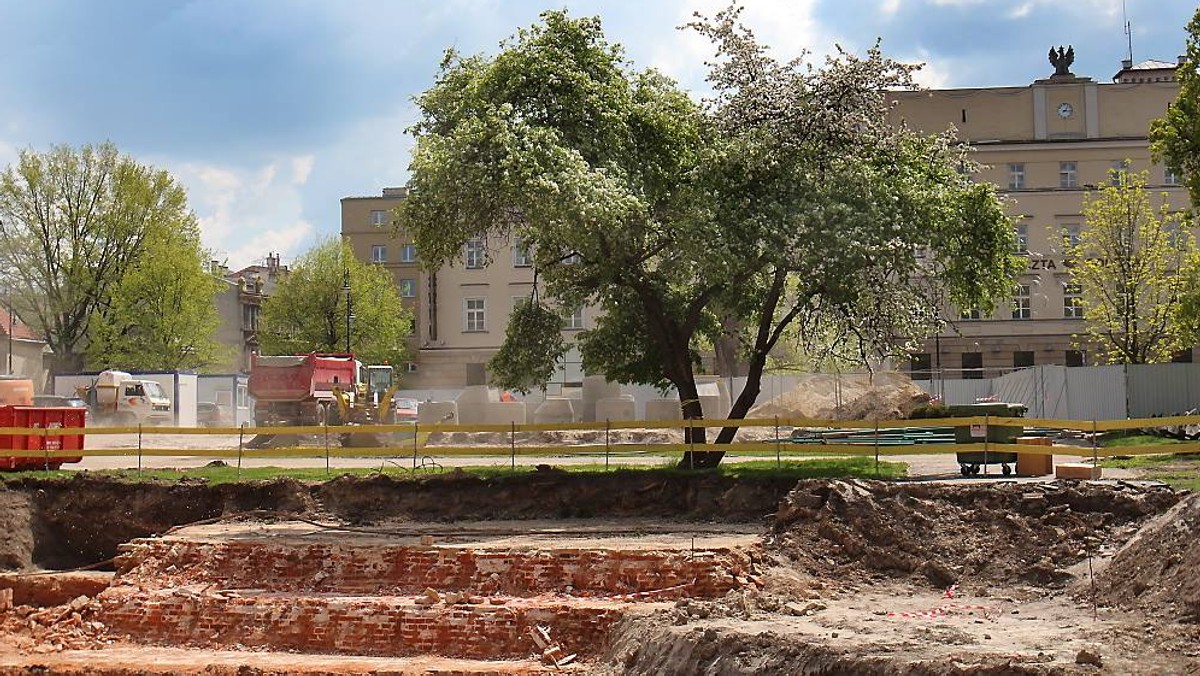 Ratusz zdecydował się wyeksponować fundamenty XIX-wiecznej cerkwi. Prawdopodobnie mury będzie można zobaczyć przez szklaną podłogę. Ta nieoczekiwana sytuacja nie wpłynie na termin zakończenia prac.