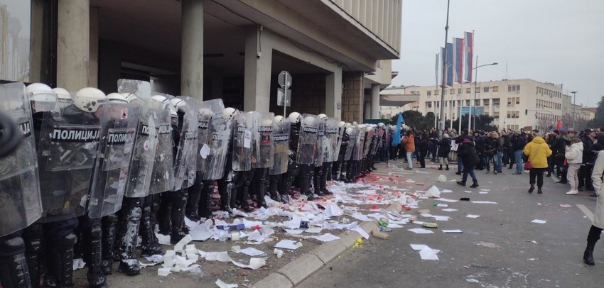 Nemiri u Novom Sadu tokom današnjeg zasedanja gradskog parlamenta