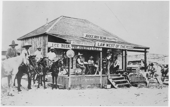 Sędzia Roy Bean na procesie koniokrada w Langtry w Teksasie. Funkcję sądu i saloonu pełnił w tej miejscowości jeden budynek (początek XX wieku, domena publiczna).