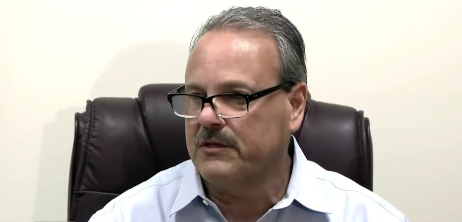 Brajan Les, Dejnin otac