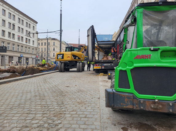 Na Al. Marcinkowskiego dotarł pierwszy transport nowych drzwi fot. PIM