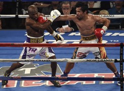 Pacquiao dwa razy posłał Bradleya na deski. Za ostatnią walkę w karierze zarobił 20 mln dolarów. ZDJĘCIA