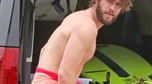 Liam Hemsworth bez koszulki na plaży w Malibu