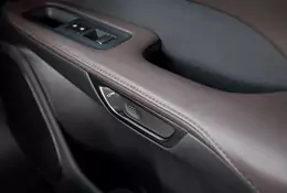 Lexus z elektronicznymi klamkami. Auto może cię nie wypuścić
