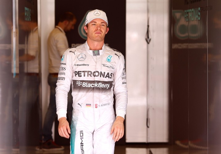 Nico Rosberg na Grand Prix do Abu Dhabi zabrał piękną dziewczynę i... piłkę