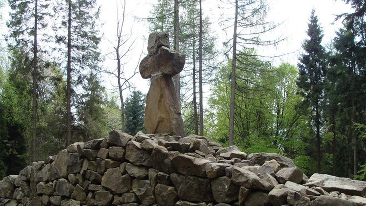 Historia człowieka, który pracuje, śpi, je i mieszka na cmentarzach