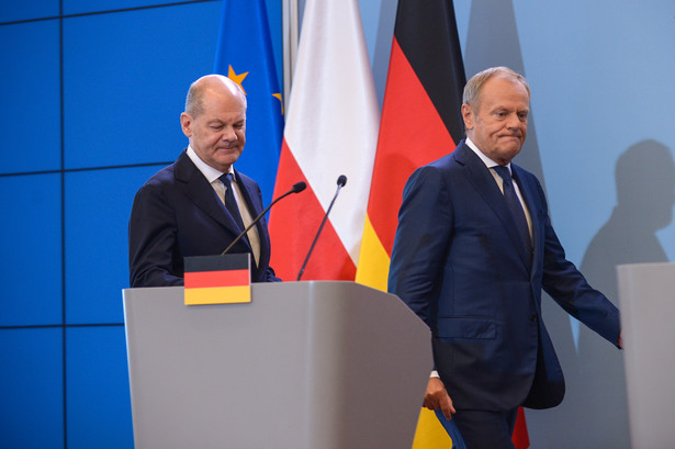 Warszawa, 02.07.2024. Premier Donad Tusk (P) oraz kanclerz Niemiec Olaf Scholz (L) podczas konferencji prasowej w siedzibie Kancelarii Prezesa Rady Ministrów w Warszawie, 2 bm. Premier RP i kanclerz Niemiec przewodniczyli pierwszym od 2018 r. polsko-niemieckim konsultacjom międzyrządowym. (jm) PAP/Marcin Obara