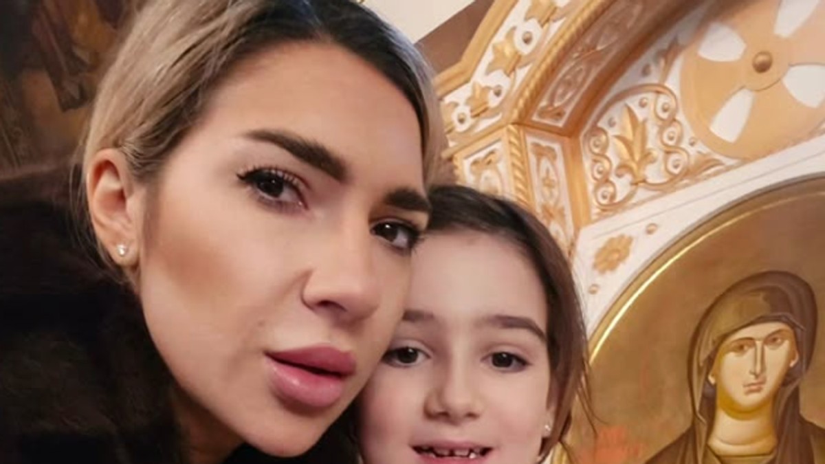 Jovana Jeremić sa ćerkom Leom na pričestu