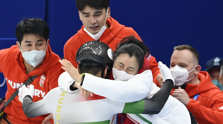 A győztes Liu Shaoangot (háttal) köszöntik, jobbról Csang Csing Lina vezetőedző (j2) és Liu Shaolin Sándor (k), Liu Shaoang testvére a férfi rövidpályás gyorskorcsolyázók 500 méteres versenyének döntője után a Fővárosi Fedett Stadionban a pekingi téli olimpián 2022. február 13-án. / Fotó: MTI/Kovács Tamás