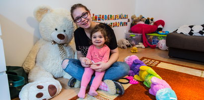 19-letnia Oliwia i jej córeczka mieszkały w fatalnych warunkach. Na święta dostaną nowy dom