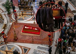 Szokujące sceny przy trumnie papieża Franciszka. "Granice zostały przekroczone"