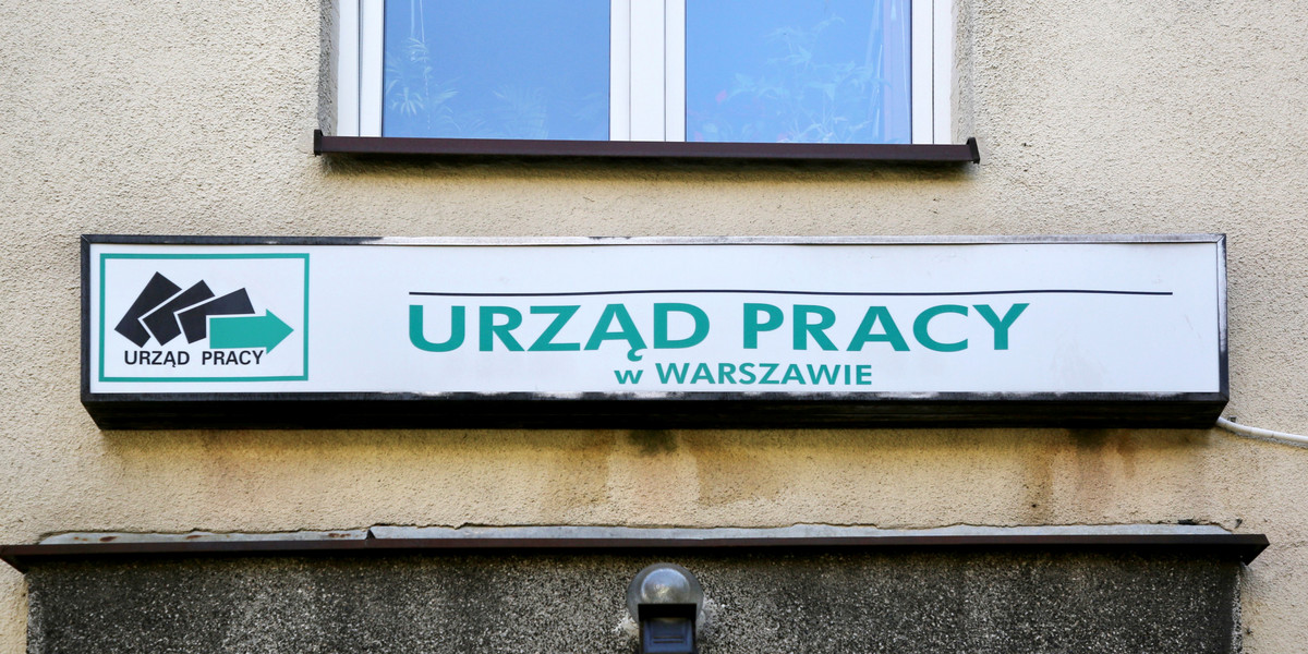 Pogorszenie się sytuacji na rynku pracy najmocniej uderzyło w młodych Polaków - wskazuje "Rz".