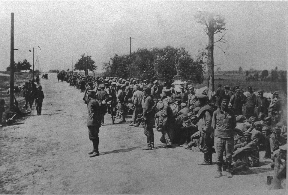 Jeńcy bolszewiccy na szosie między Radzyminem a Warszawą 