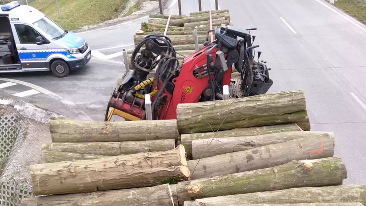 Kierowca przewoził drewniane belki bez zabezpieczenia