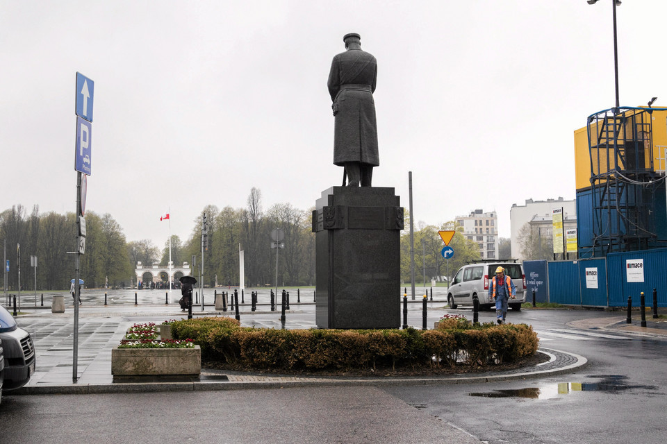 Ul. Gen. Michała Tokarzewskiego-Karaszewicza, pomnik Józefa Piłsudskiego