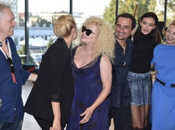 Od skromnego pazia do burzy loków w 3 miesiące? Kasia Figura pokazała się w Gdyni w zaskakująco obfitej fryzurze. FOTO