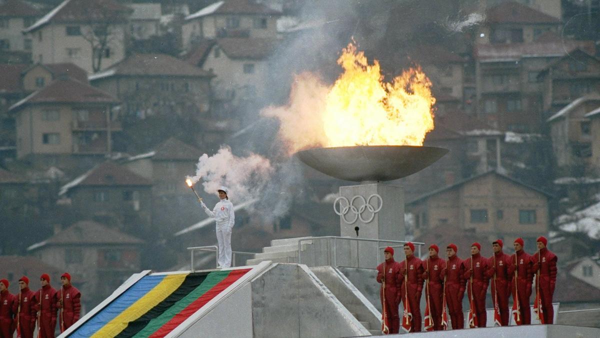Ceremonia zapalenia znicza olimpijskiego na stadionie w Koševie podczas otwarcia XIV Zimowych Igrzysk Olimpijskich, Sarajewo, 8 lutego 1984 r