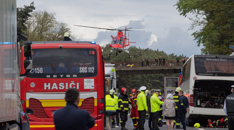 Rendőrök és mentősök a szlovákiai Jókút közelében, a D2-es autópályán történt baleset helyszínén   MTITASRTASRMichal Svítok (1)