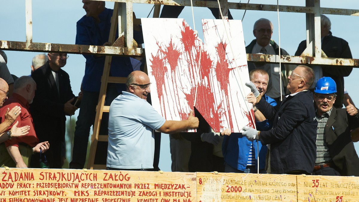 - To klasyczny przykład pospolitego przestępstwa - wandalizmu i niszczenia mienia publicznego znacznej wartości - tak sprawę usunięcia napisu im. Lenina znad bramy gdańskiej stoczni skomentował rzecznik prezydenta Gdańska. Miasto liczy, że sprawą zajmie się prokuratura.