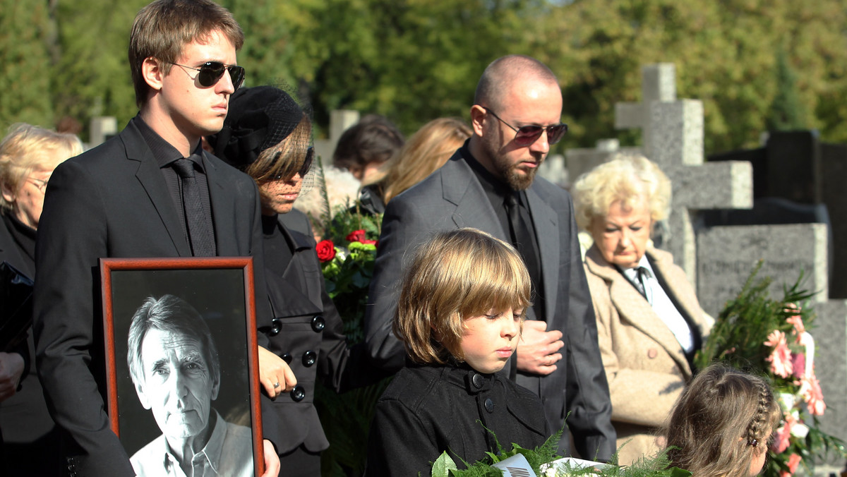 Kompozytor Jarosław Kukulski został pochowany na warszawskim Cmentarzu Wawrzyszewskim. Artysta spoczął w rodzinnym grobowcu obok swej żony Anny Jantar. Wcześniej, podczas mszy w kościele św. Marii Magdaleny, żegnała go m.in. rodzina i przyjaciele.