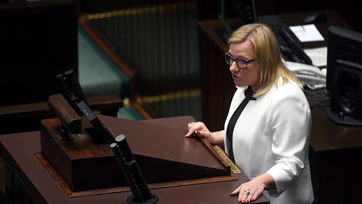 Składam zawiadomienie do prokuratury ws. pomówień mających na celu poniżenie mnie – poinformowała dziś szefowa Kancelarii Premiera Beata Kempa. Chodzi m.in. o wypowiedzi polityków PO w związku z nominacjami we wrocławskiej policji.