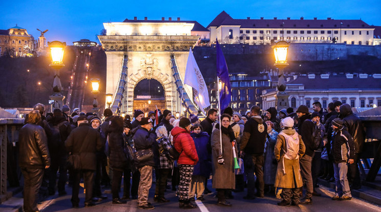 Akadályozták a forgalmat a Lánchídon a tüntetők