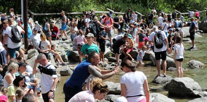 Szturm turystów na Morskie Oko. Potężne tłumy pod Tatrami. ZDJĘCIA