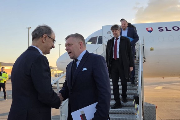 (FOTO) ROBERT FICO STIGAO U BEOGRAD! Premijera Slovačke dočekao Đuro Macut: Krenuo ka Novom Sadu na veliki skup liste "Ujedinjena Srbija"