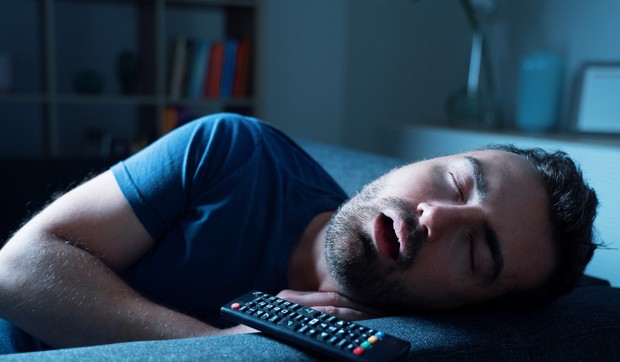 Spavanje sa uključenim televizorom šteti zdravlju na više načina