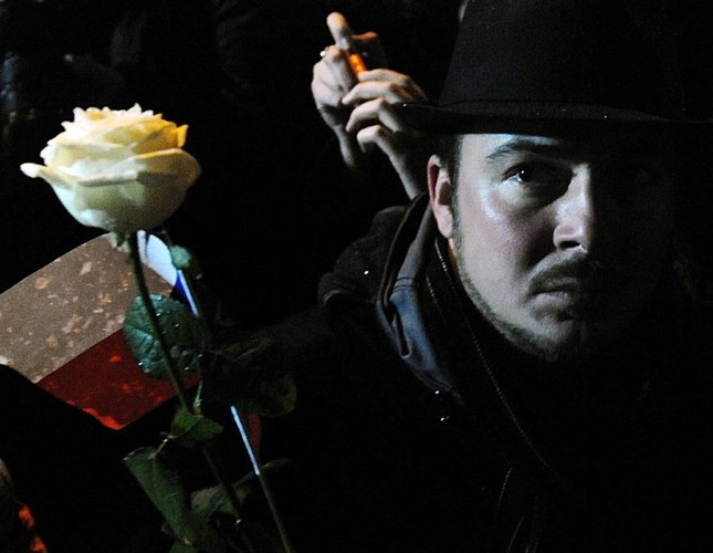 Na Placu Wacława w Pradze zapalane są znicze, ludzie przynoszą kwiaty