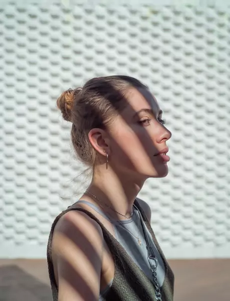 Messy bun - jak zrobić go w 15 sekund / Ana-Maria Nichita on Unsplash