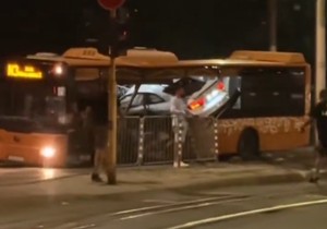 Automobil uleteo u autobus