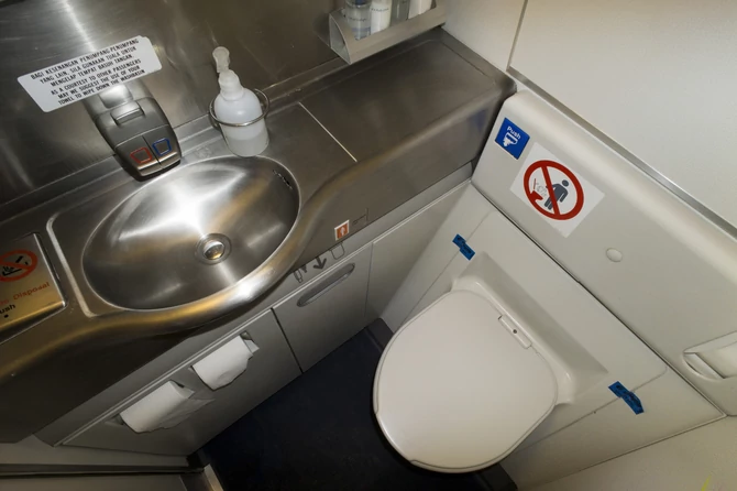 Користење на тоалетна хартија во авионски тоалет