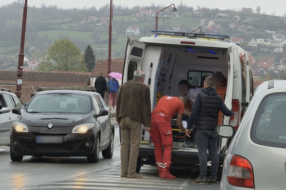 (FOTO) TEŠKA NESREĆA U CENTRU ČAČKA Auto udario pešaka na pešačkom prelazu: Muškarac hitno prevezen u bolnicu