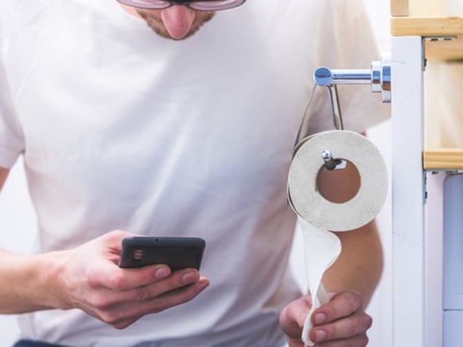 Bolje je da ostavite mobilni telefon kada ste na WC-u, rizukujete ozbiljno zdravstveno stanje
