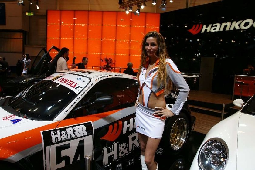 Gorące dziewczyny i szybkie maszyny z Essen Motor Show 2009