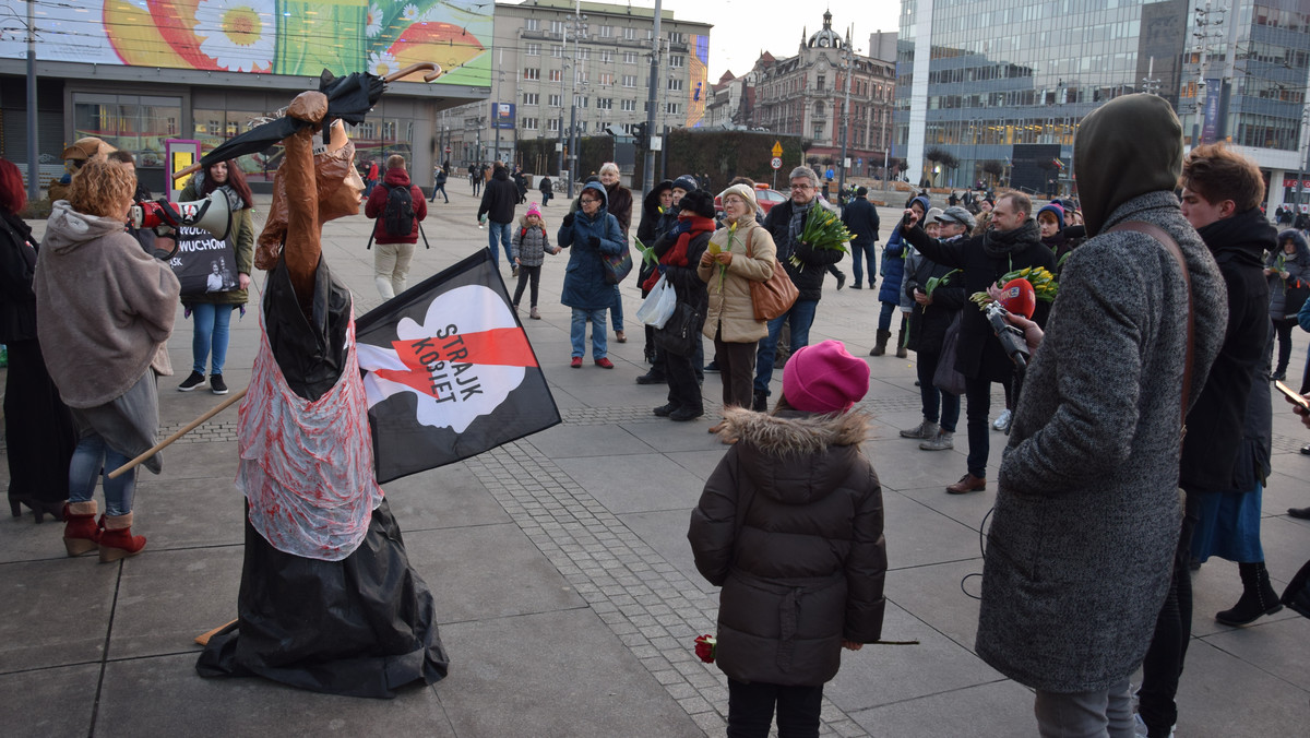 Zaledwie garstka uczestników wzięła udział w dzisiejszej manifestacji z okazji Dnia Kobiet w Katowicach. Celem happeningu było przypomnienie o prawach i najważniejszych postulatach Strajku Kobiet. Organizatorki przywiozły ze sobą symboliczną "Statuę Wolności Polskich Kobiet".