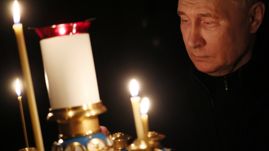 Władimir Putin zapala świeczkę ku pamięci ofiar zamachu w Moskwie
