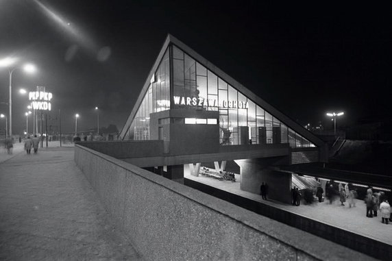 I kolejna ciekawostka architektoniczna. Przystanek kolejowy Warszawa Ochota tuż po otwarciu, koniec 1963 r. (domena publiczna).