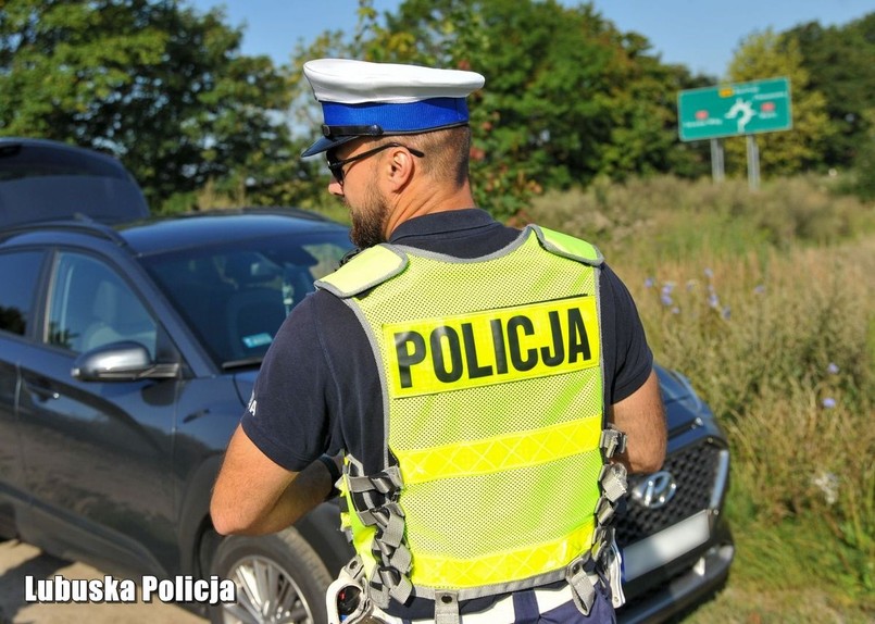 Policja kontroluje kierowców samochodów ciężarowych