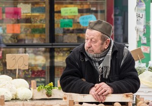 Prodavao je domaći džem pored puta, a onda se jednog dana zaustavio crni džip i sve se promenilo