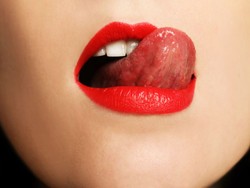 Pastele i czerwona szminka. Oto najmodniejszy makijaż na wiosnę