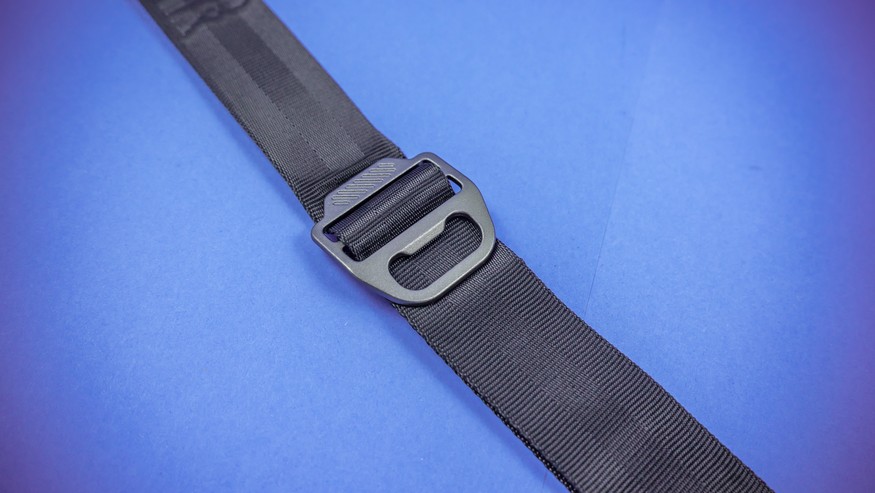 Integrierter Flaschenöffner im Tragegurt