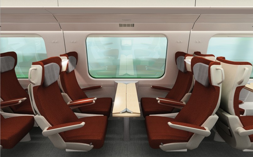 Ceny biletów na pendolino miały zmieniać się w zależności od dnia tygodnia, godziny odjazdu, obłożenia danej relacji itd. Nowy program nie współpracował jednak dostatecznie z „Kursem”, czyli systemem IT spółki PKP Informatyka. PKP Intercity musi dziś oprzeć cennik pendolino na rozwiniętej przedsprzedaży „wcześniej = taniej”, ale bez elastycznego reagowania na zmiany frekwencji. Taki system może przyciągnąć łowców okazji, ale da spółce małe możliwości dostosowywania ceny do popytu i poprawy rentowności projektu. Na zdjęciu: Pendolino - miejsce w pierwszej klasie - fot. materiały prasowe.