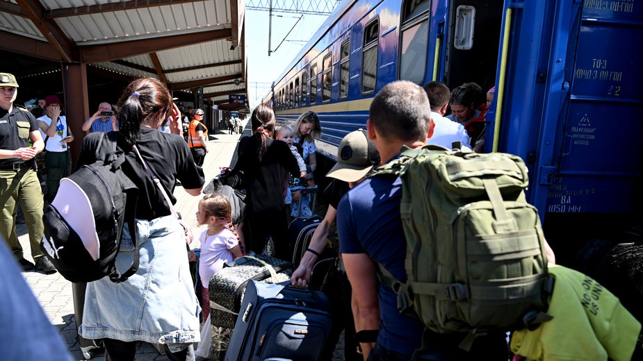 Uchodźcy z Ukrainy wysiadają z pociągu z Odessy na Dworcu Głównym PKP w Przemyślu