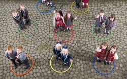 Uczniowie w Szkocji wracają do szkół. Po pięciomiesięcznej przerwie